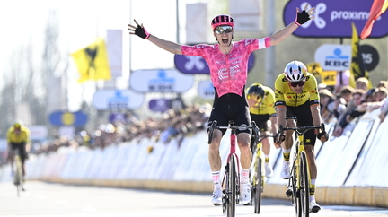 67ed6dd41e102121518b4664-1227334970